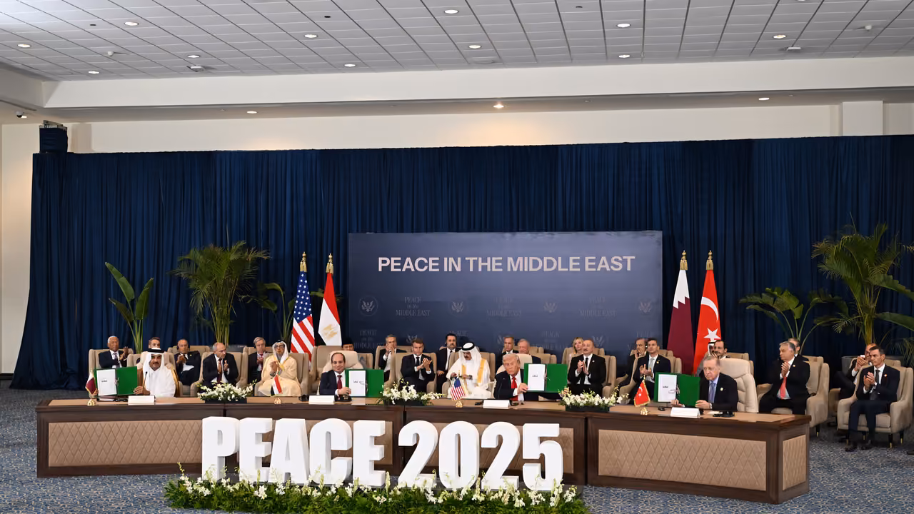 مراسم توقيع اتفاق السلام في غزة خلال قمّة شرم الشيخ للسلام، 13 أكتوبر 2025.